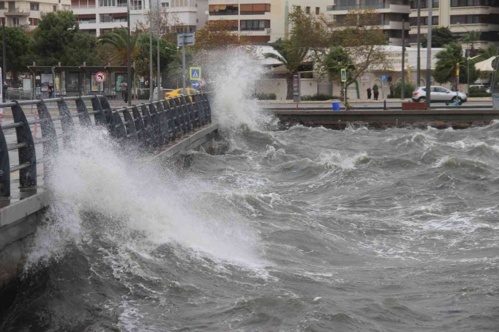 Dalga boyunun 5.5 metreye ulaştığı Karşıyaka'da deniz taştı! Tramvay seferleri iptal