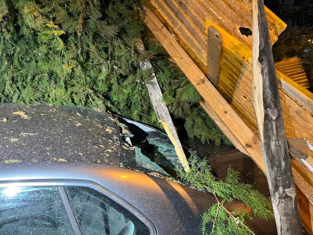 Lodos Eskişehir’de binaların çatılarını uçurdu! Çok sayıda araç zarar gördü