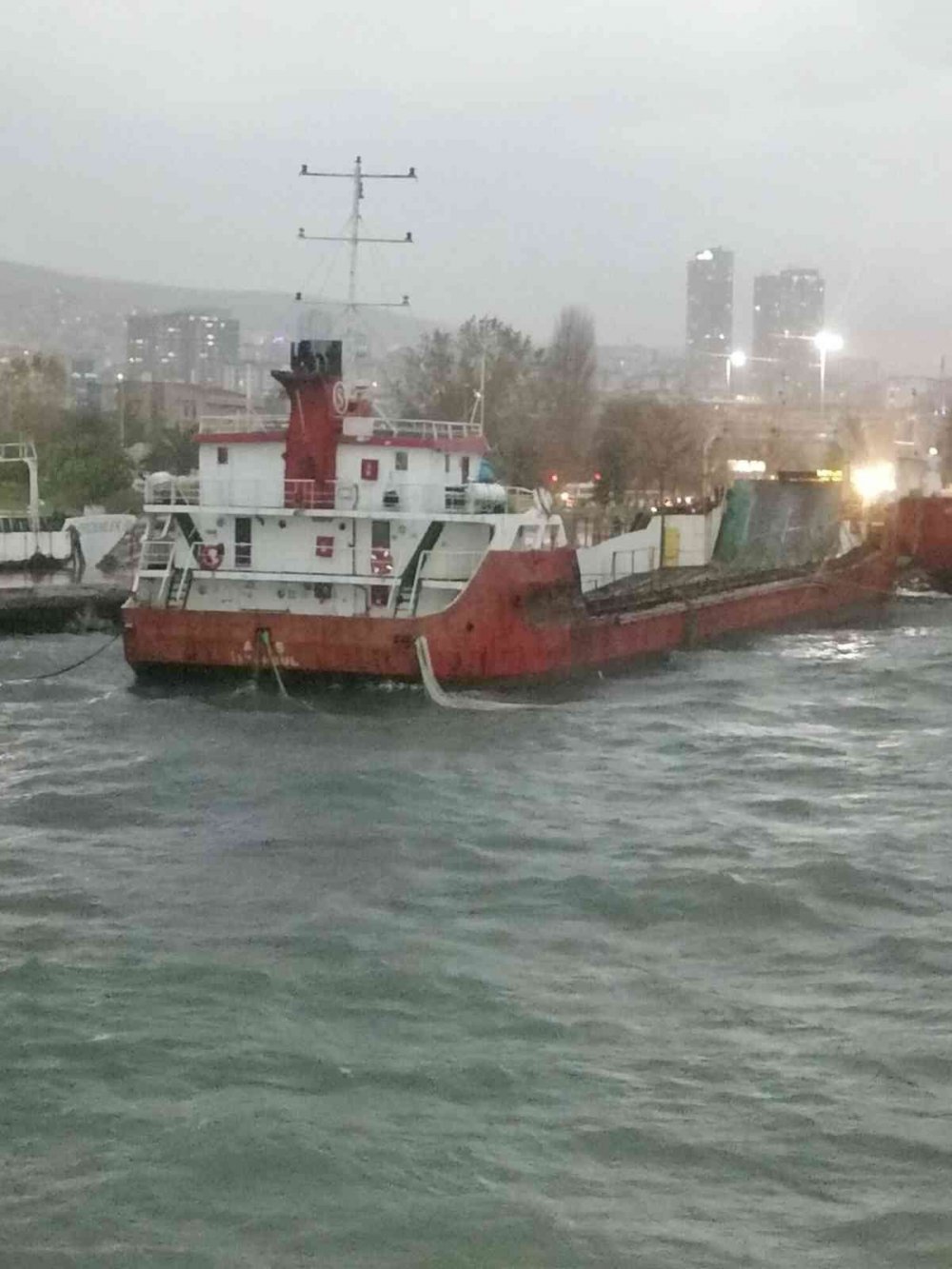 Maltepe’de lodos nedeniyle sürüklenen Ro-Ro gemisi karaya oturdu