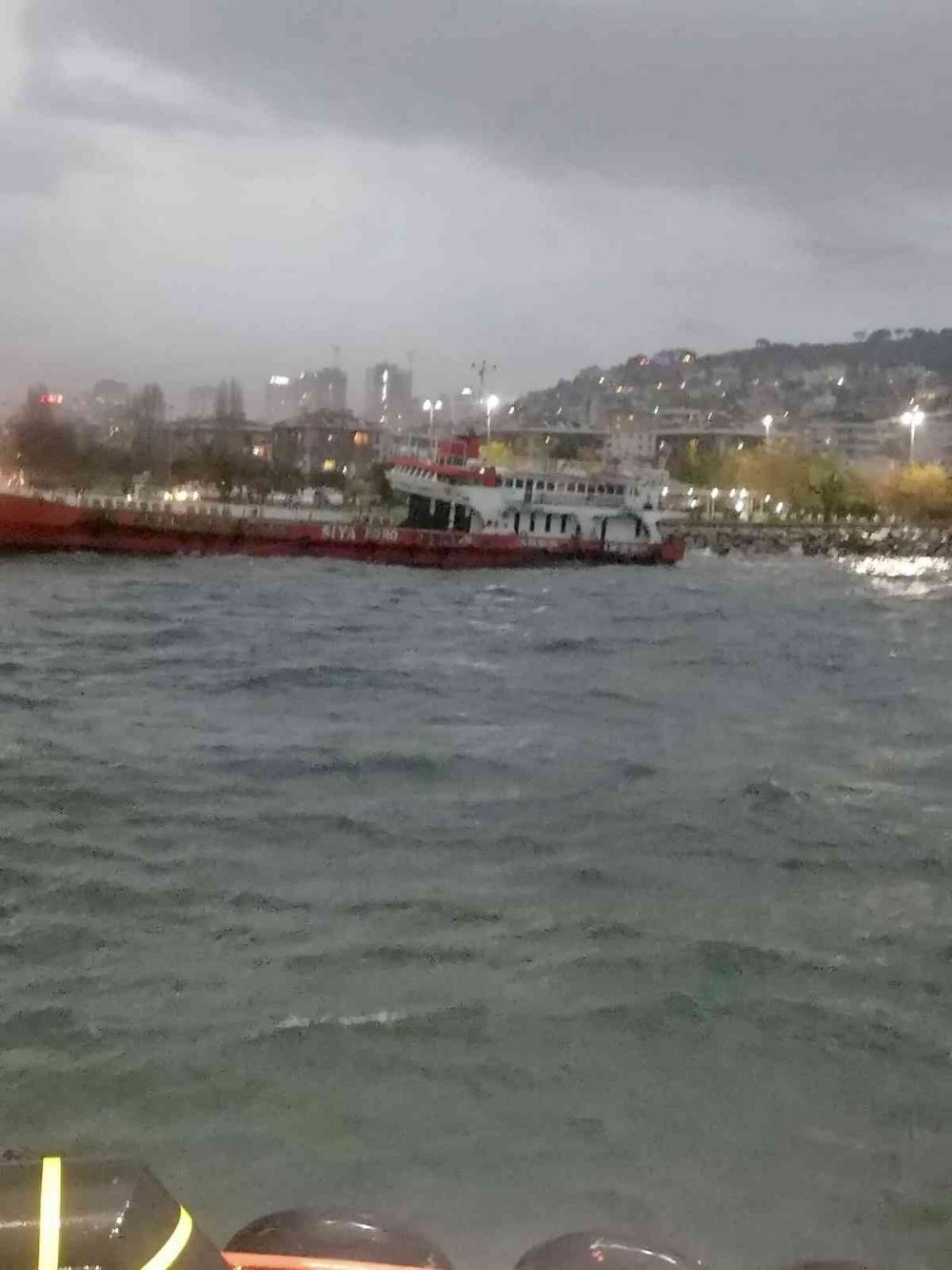 Maltepe’de lodos nedeniyle sürüklenen Ro-Ro gemisi karaya oturdu