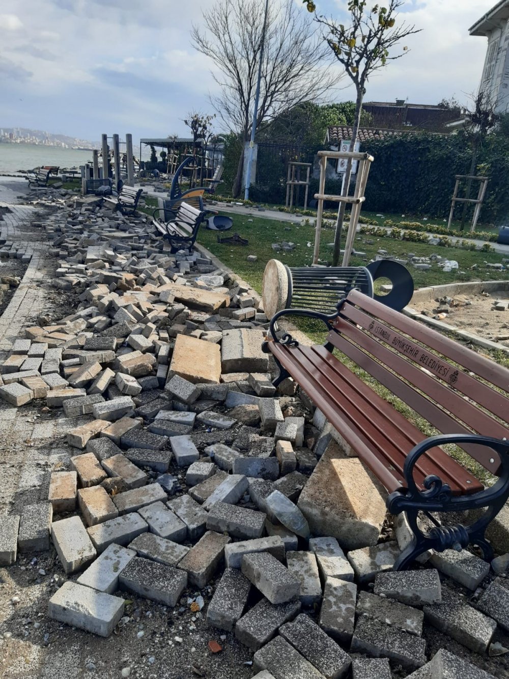 Büyükada’da dev dalgalar iskeleyi yıktı! Yollar su altında kaldı