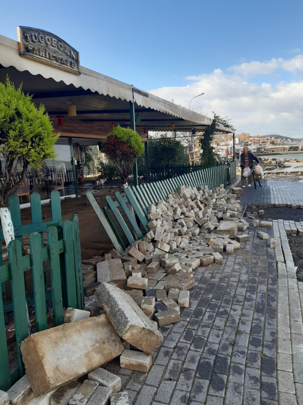 Büyükada’da dev dalgalar iskeleyi yıktı! Yollar su altında kaldı