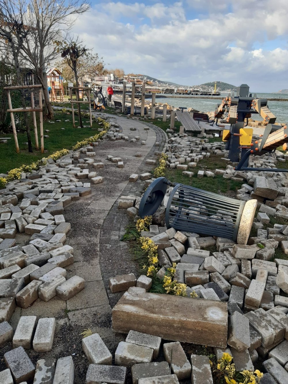 Büyükada’da dev dalgalar iskeleyi yıktı! Yollar su altında kaldı