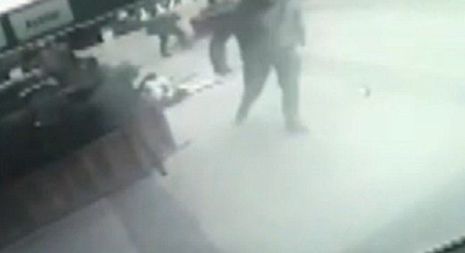 İzmir'de dehşet! Genç kadına yumruk atıp yoluna devam etti