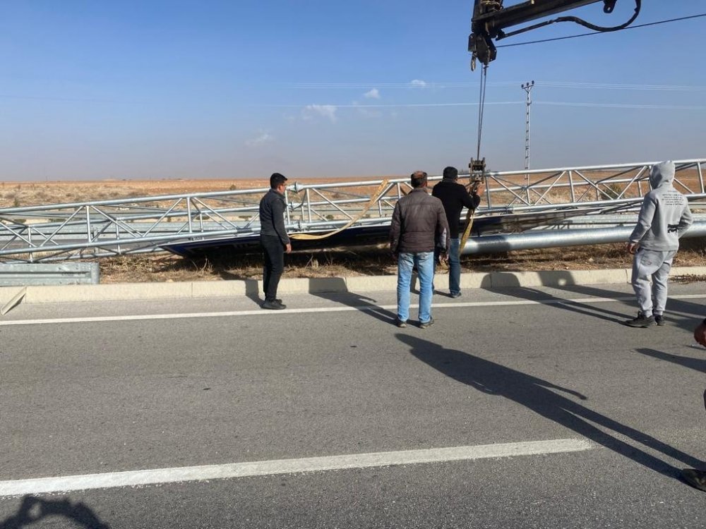 Konya - Karaman yolu devrilen EDS levhası nedeniyle trafiğe kapandı