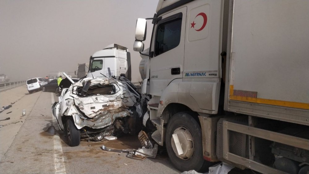 Konya'da kum fırtınası görüş mesafesini 0'a düşürdü! Çok sayıda araç birbirine girdi