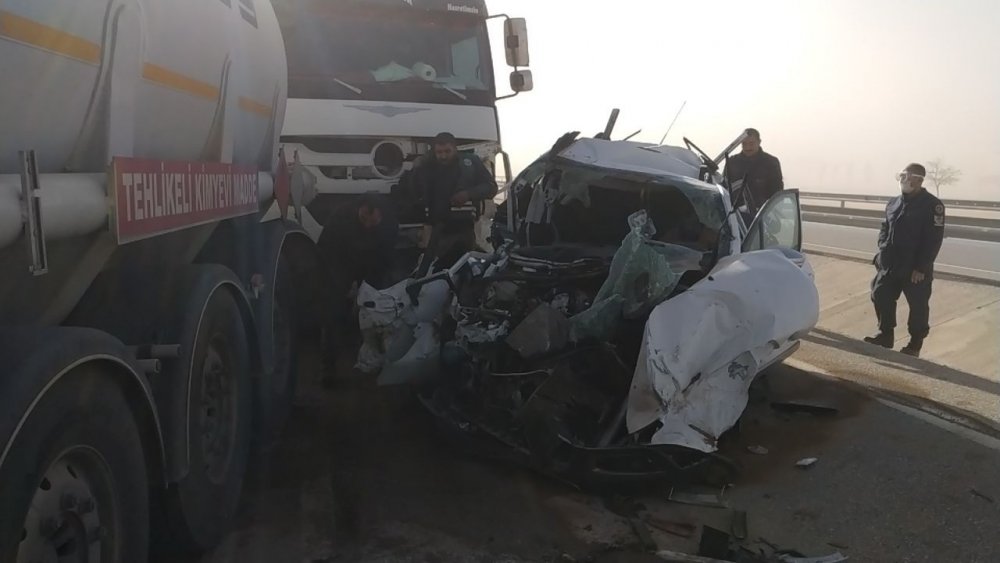 Konya'da kum fırtınası görüş mesafesini 0'a düşürdü! Çok sayıda araç birbirine girdi