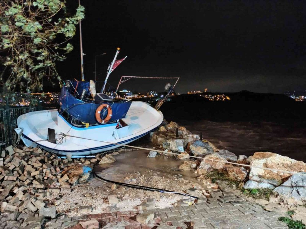 Marmara Denizi taştı! Tekneler karaya vurdu