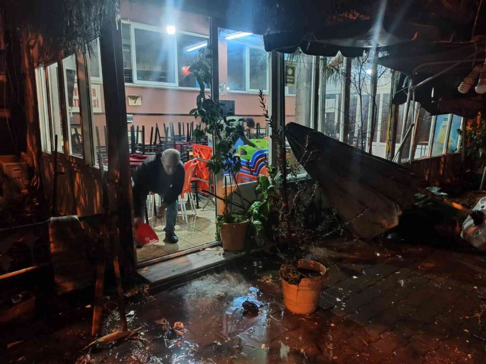 Marmara Denizi taştı! Tekneler karaya vurdu