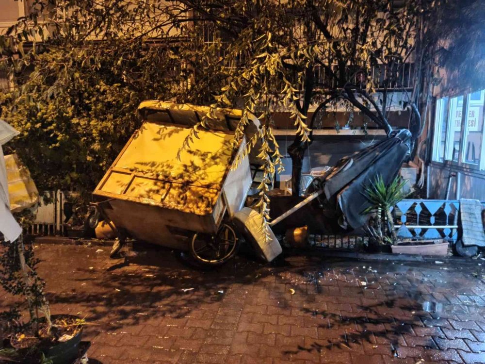Marmara Denizi taştı! Tekneler karaya vurdu