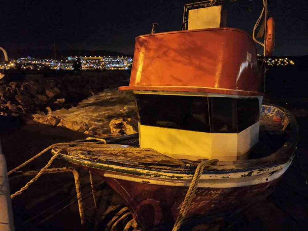 Marmara Denizi taştı! Tekneler karaya vurdu