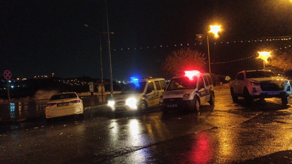 Marmara Denizi taştı! Tekneler karaya vurdu