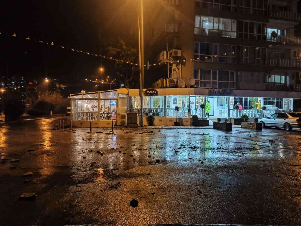 Marmara Denizi taştı! Tekneler karaya vurdu