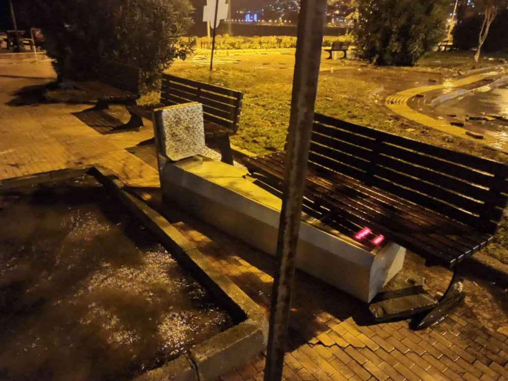 Marmara Denizi taştı! Tekneler karaya vurdu