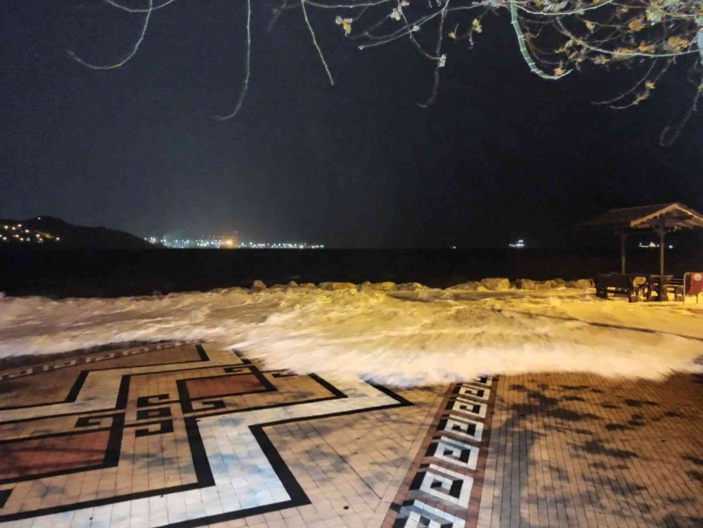 Marmara Denizi taştı! Tekneler karaya vurdu