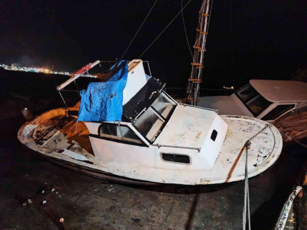 Marmara Denizi taştı! Tekneler karaya vurdu