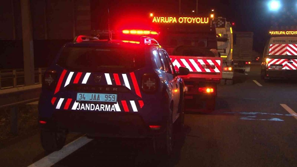Otoyolunda bariyerlere çarpan buğday yüklü tır devrildi! 2 yaralı