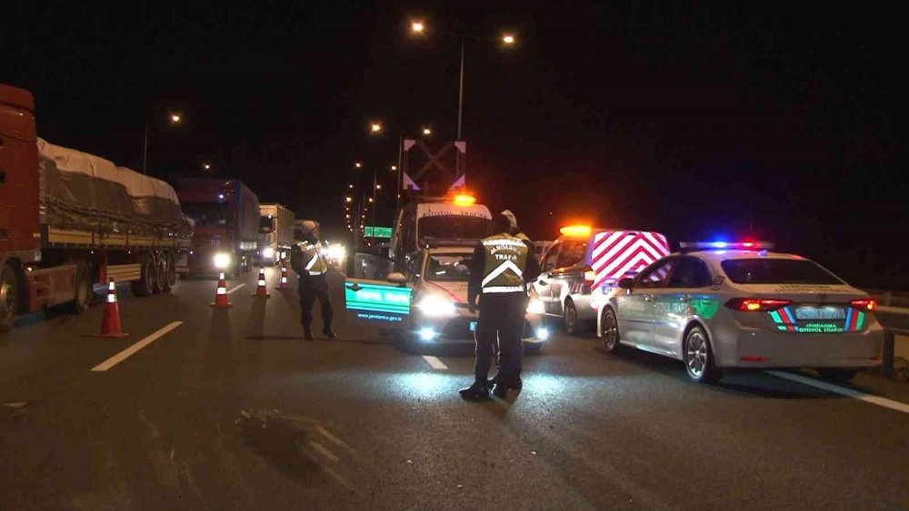 Otoyolunda bariyerlere çarpan buğday yüklü tır devrildi! 2 yaralı