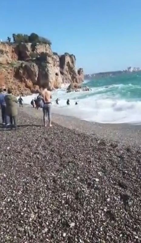 Uyarılara aldırmadı denizde boğularak can veriyordu