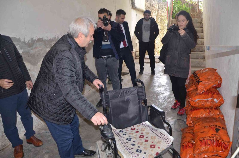 Akülü sandalyesinin şarjı çalınan 4 çocuk annesi engelli kadının gözyaşları sevince dönüştü