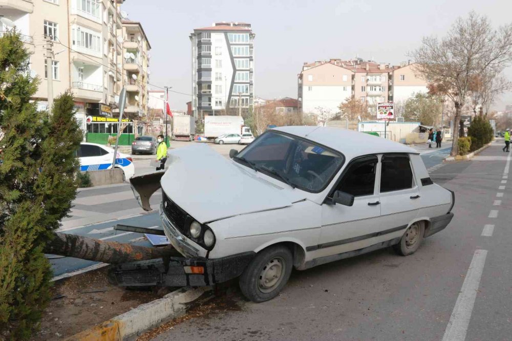 Kaldırıma çıkan otomobil ağaca çarptı! 1 yaralı