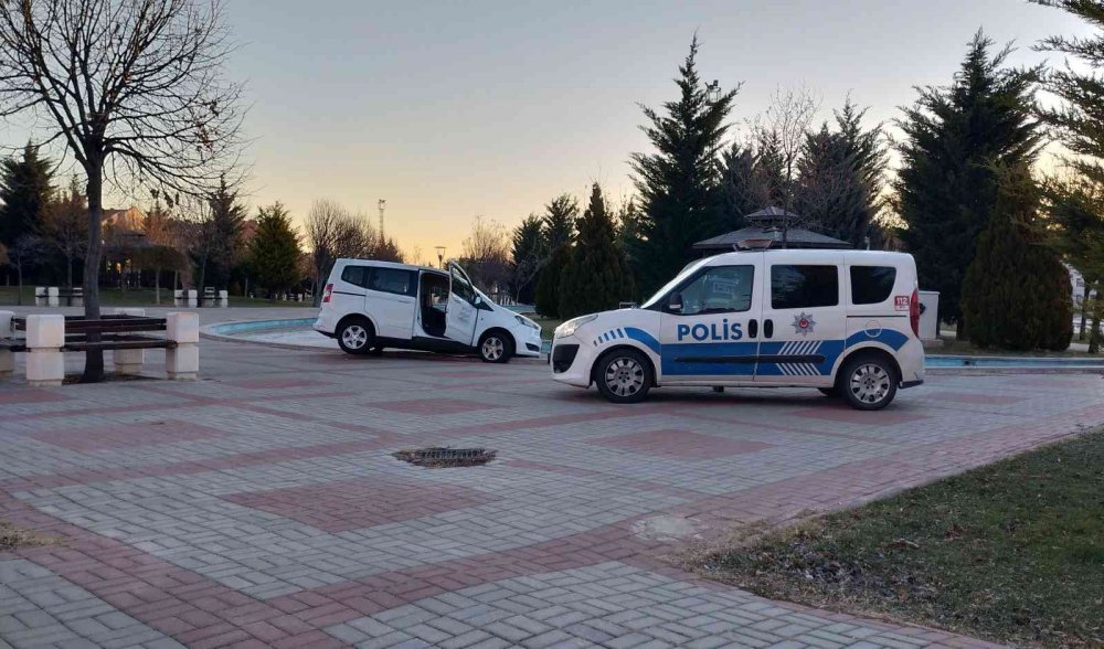 Konya'da alkollü sürücü sokak zannettiği süs havuzuna daldı