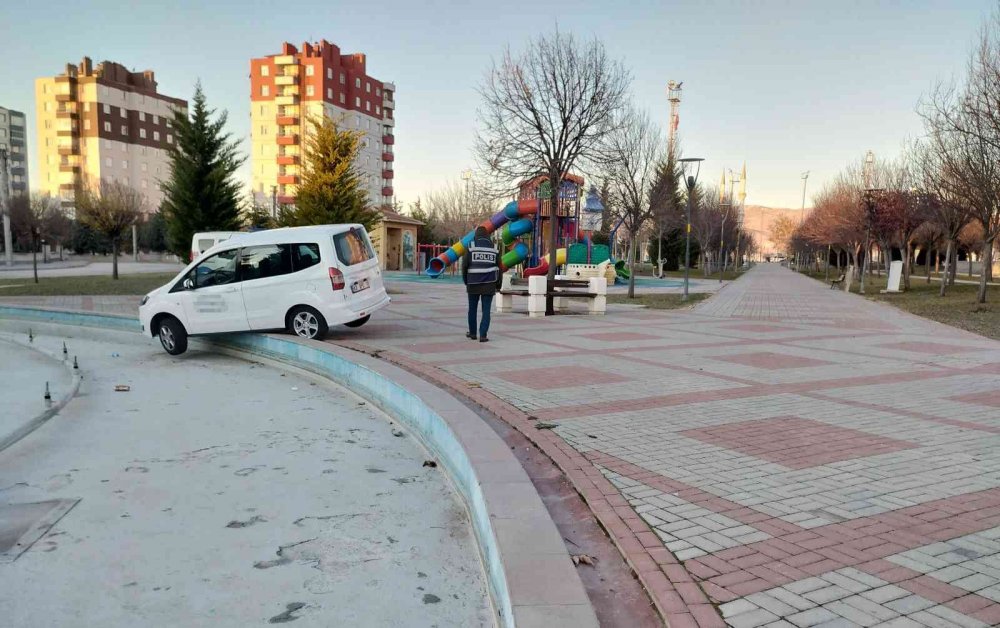 Konya'da alkollü sürücü sokak zannettiği süs havuzuna daldı