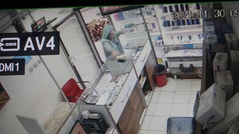 Esnafa üst üste iki şok! Hırsızı kovalarken dükkanı emanet ettiği müşteri de çaldı