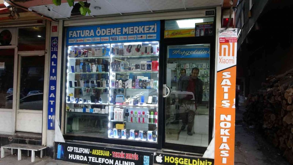 Esnafa üst üste iki şok! Hırsızı kovalarken dükkanı emanet ettiği müşteri de çaldı