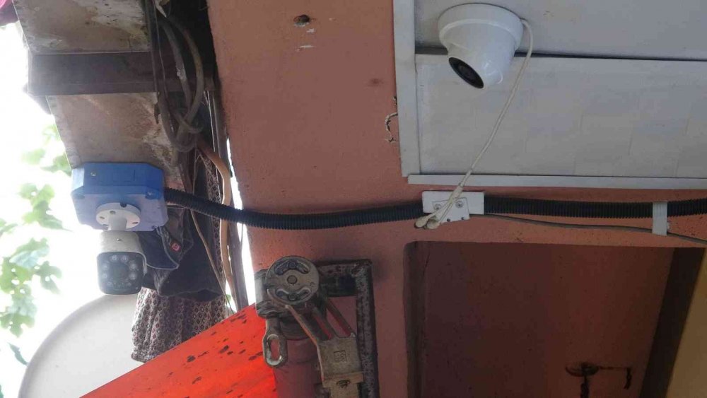 Esnafa üst üste iki şok! Hırsızı kovalarken dükkanı emanet ettiği müşteri de çaldı