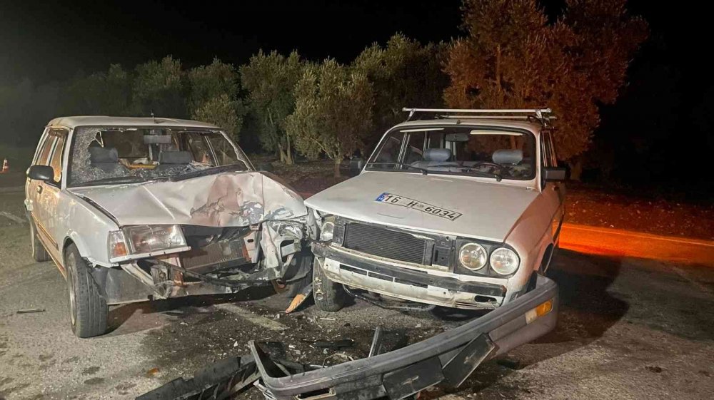 İki otomobil kafa kafaya çarpıştı! 1'i çocuk 3 yaralı
