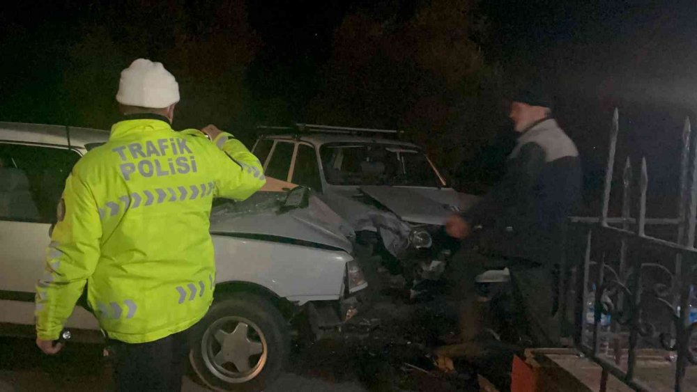 İki otomobil kafa kafaya çarpıştı! 1'i çocuk 3 yaralı