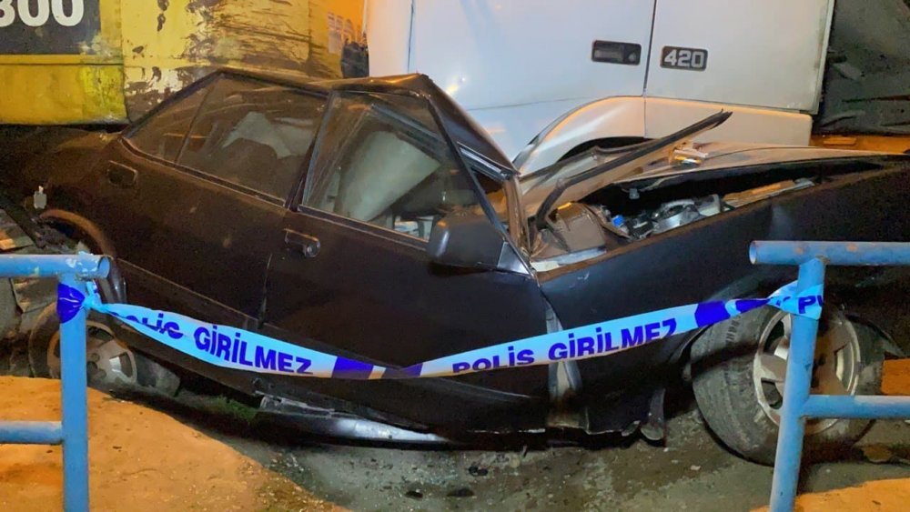 Park halinde freni boşalan demir yüklü tır dehşet saçtı!