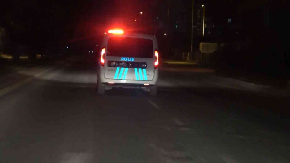 Aksaray'da hareketli gece! Dur ihtarına uymayan sürücü eroini camdan atıp kaçtı