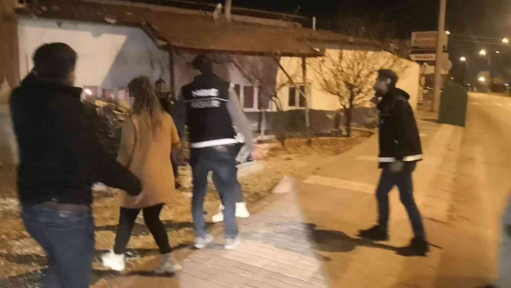 Aksaray'da hareketli gece! Dur ihtarına uymayan sürücü eroini camdan atıp kaçtı