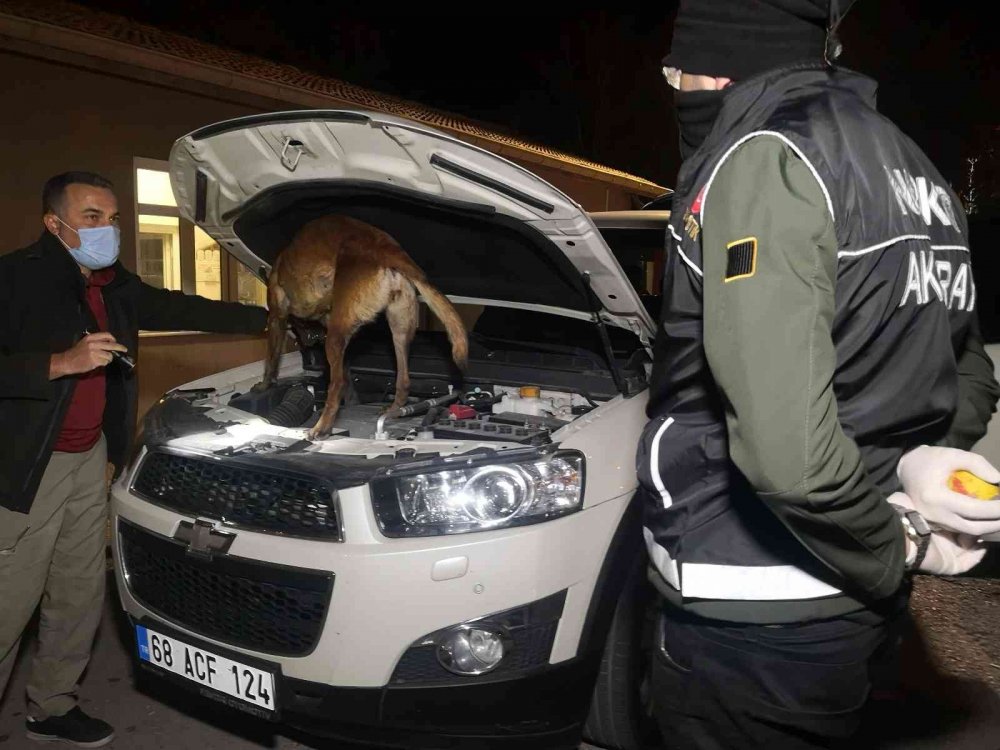 Aksaray'da hareketli gece! Dur ihtarına uymayan sürücü eroini camdan atıp kaçtı