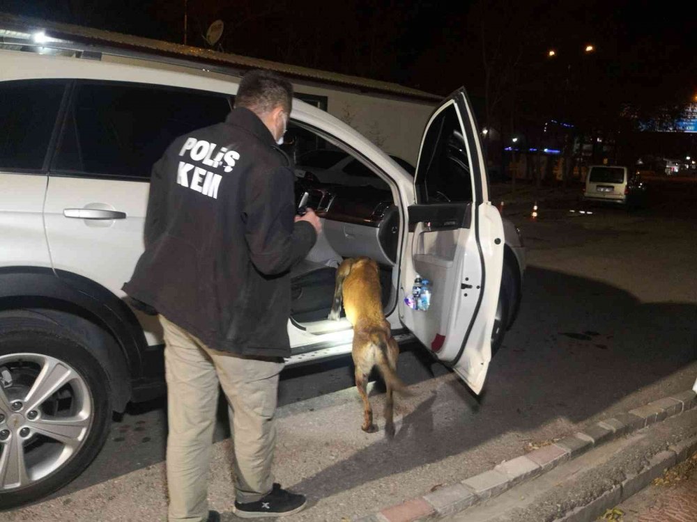 Aksaray'da hareketli gece! Dur ihtarına uymayan sürücü eroini camdan atıp kaçtı