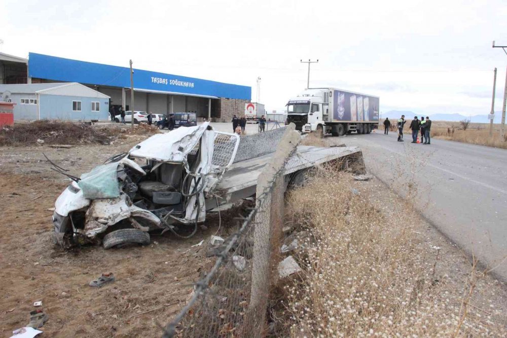 Karaman'da tıra çarpan kamyonette feci ölüm!