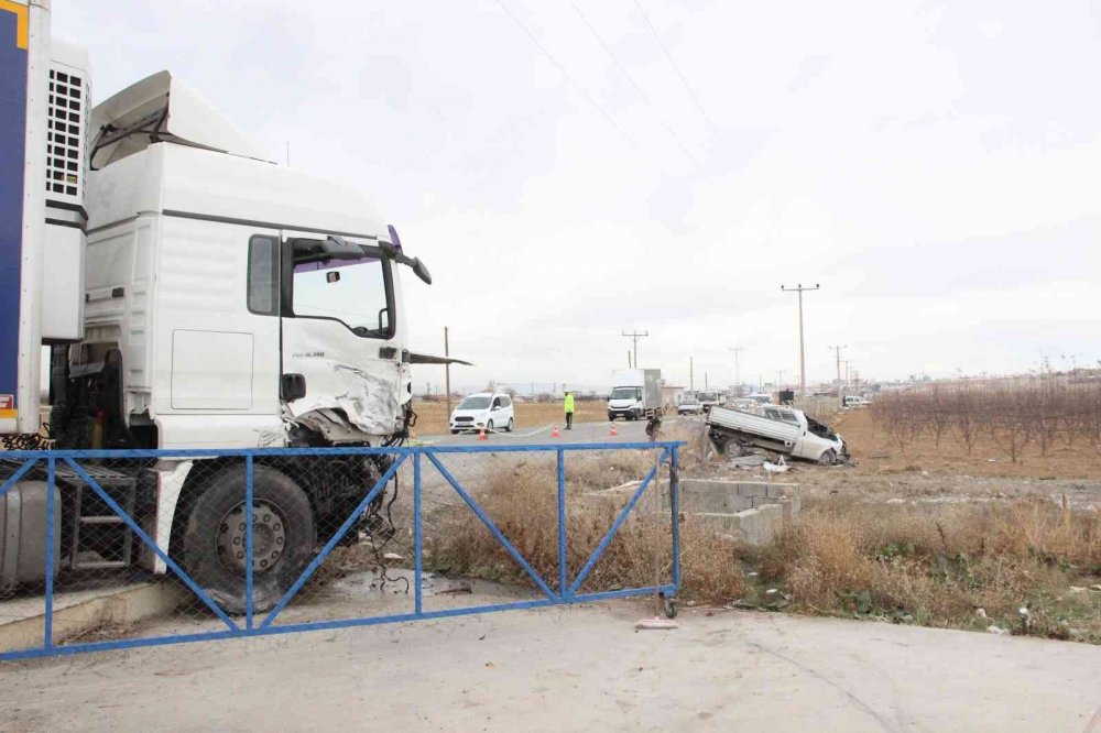 Karaman'da tıra çarpan kamyonette feci ölüm!