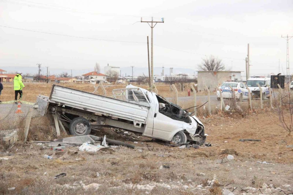 Karaman'da tıra çarpan kamyonette feci ölüm!