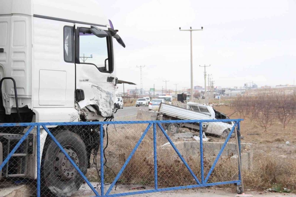 Karaman'da tıra çarpan kamyonette feci ölüm!