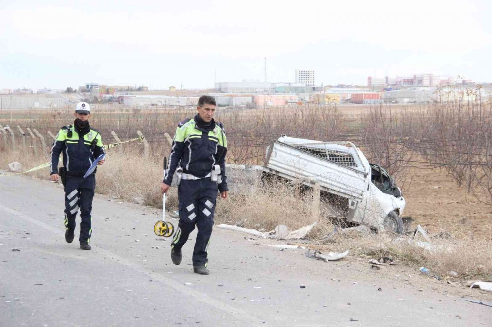 Karaman'da tıra çarpan kamyonette feci ölüm!