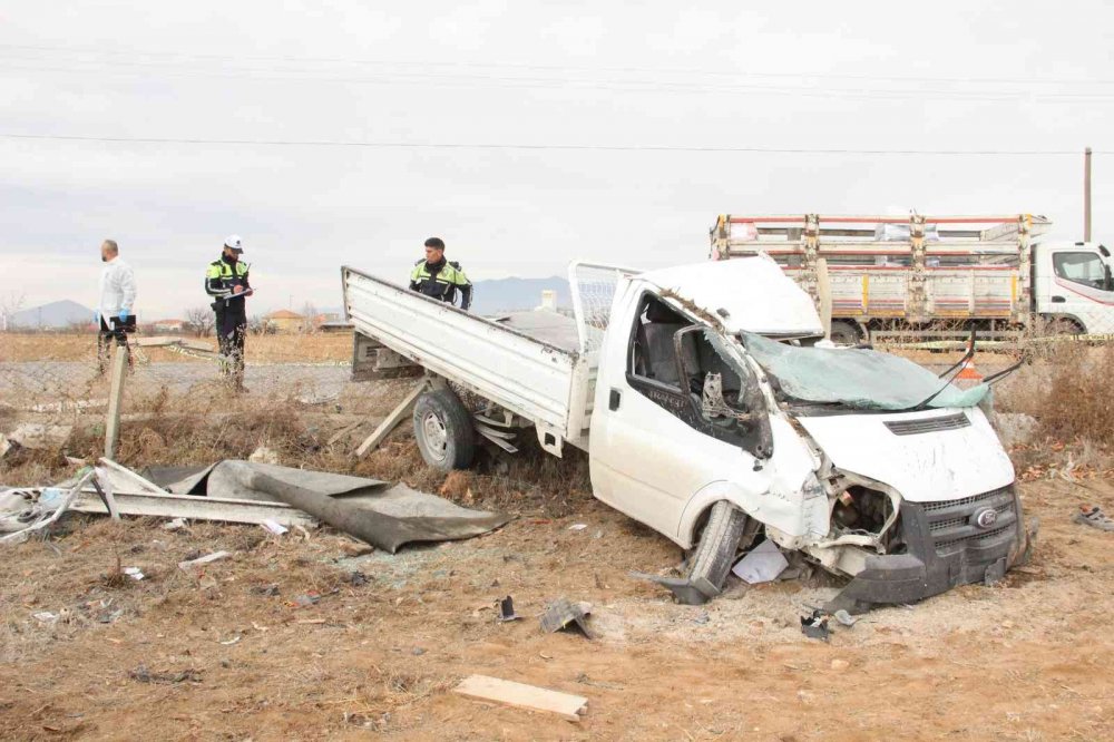 Karaman'da tıra çarpan kamyonette feci ölüm!