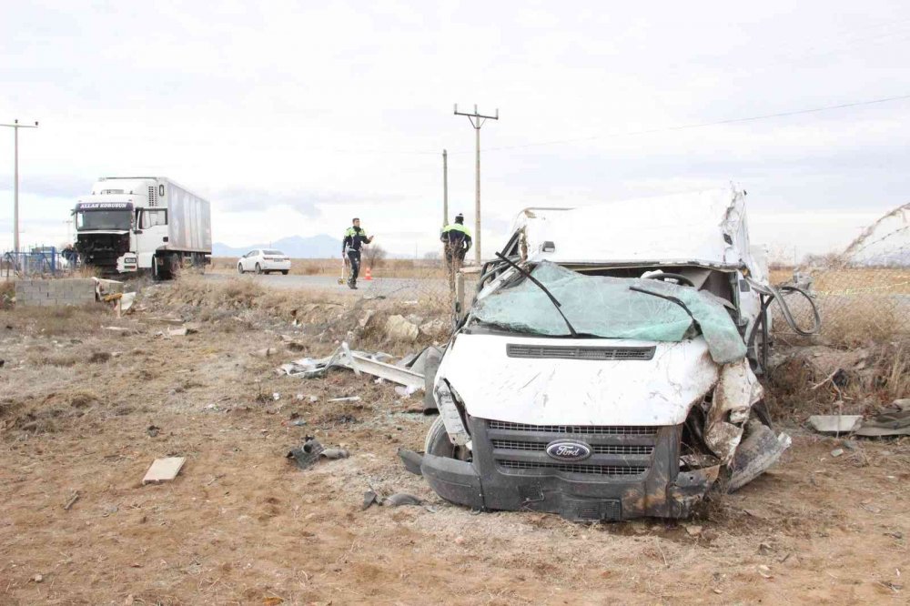 Karaman'da tıra çarpan kamyonette feci ölüm!
