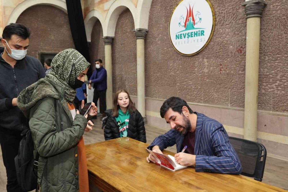 Serdar Tuncer kitap fuarının ilk konuğu oldu