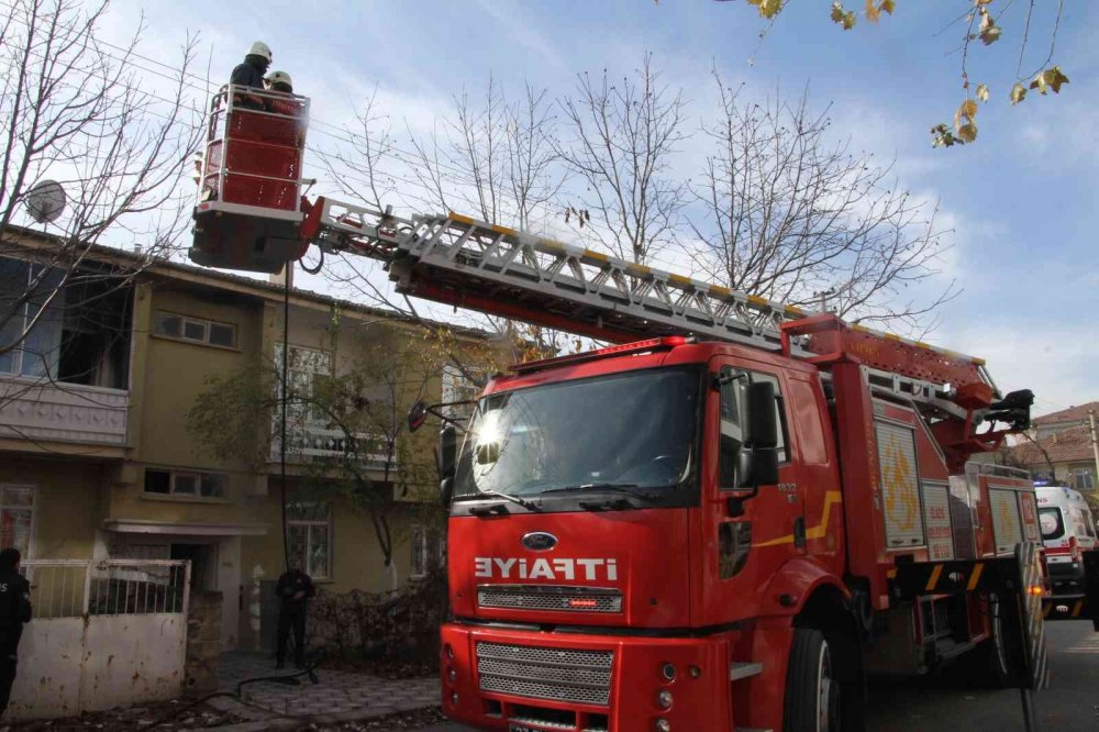 Uykuda evleri ateşe verilen aile dehşeti yaşadı! 1’i çocuk 3 kişi balkondan atladı