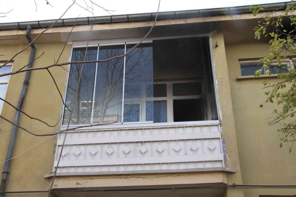 Uykuda evleri ateşe verilen aile dehşeti yaşadı! 1’i çocuk 3 kişi balkondan atladı