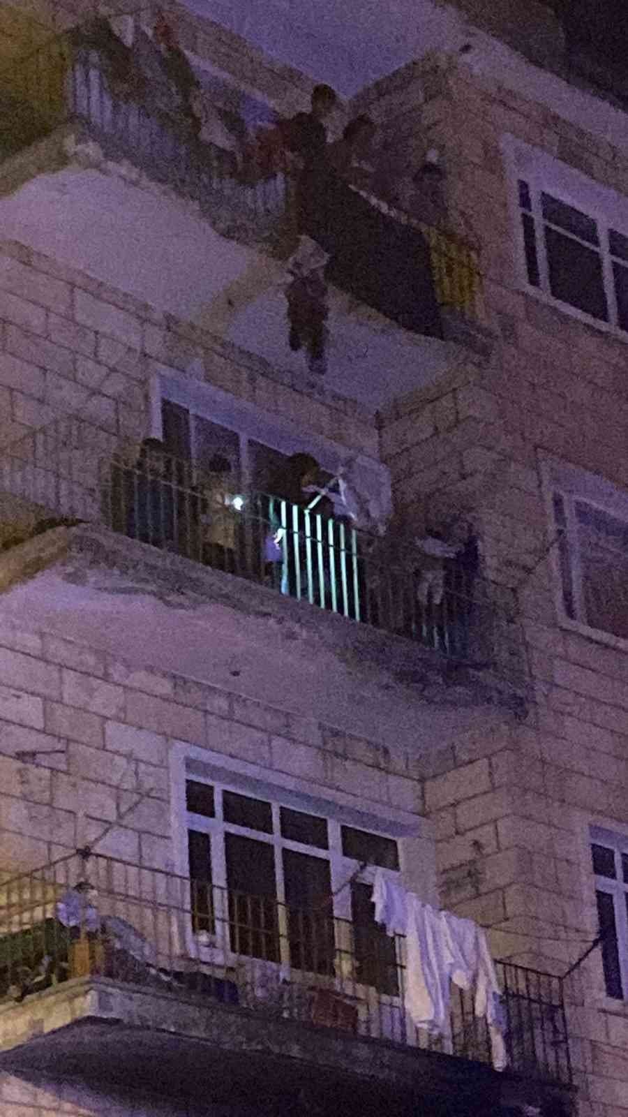 5 katlı apartmanda yangın paniği! Mahsur kalan vatandaşlar tahliye edildi