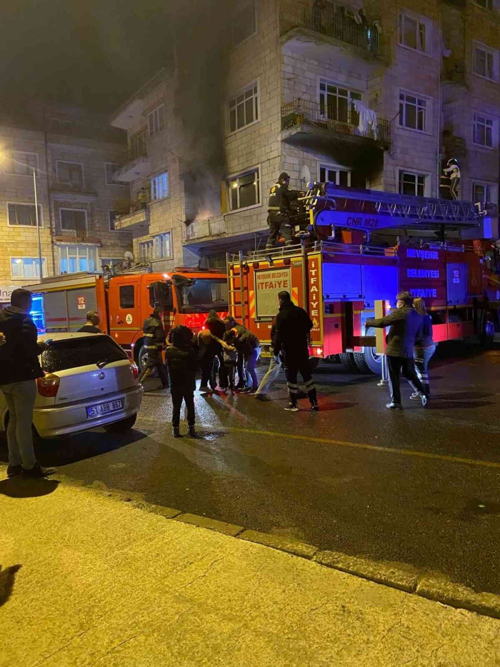 5 katlı apartmanda yangın paniği! Mahsur kalan vatandaşlar tahliye edildi