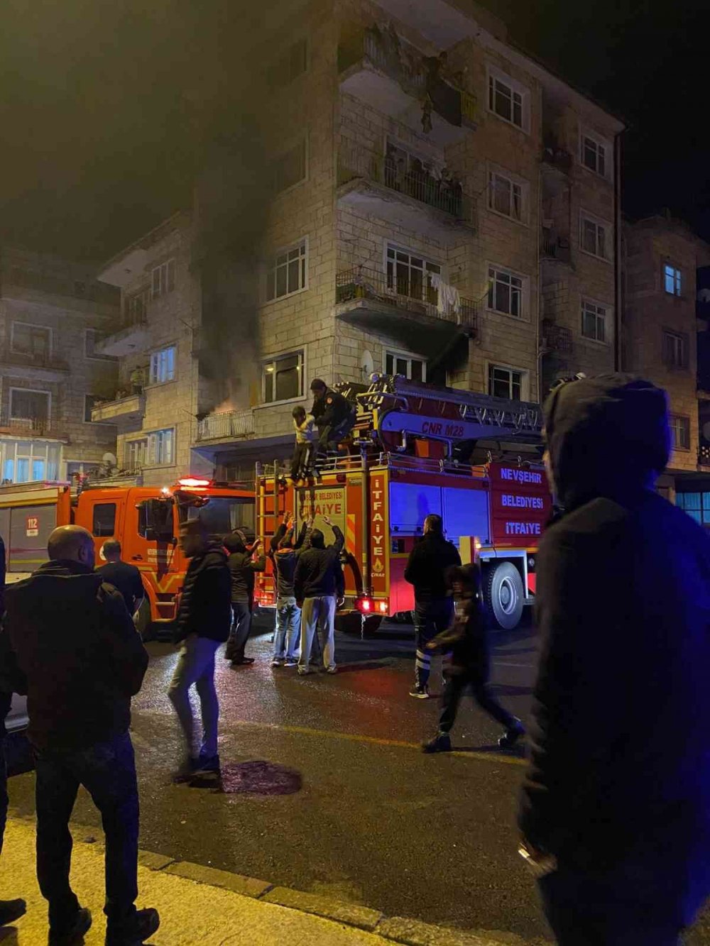 5 katlı apartmanda yangın paniği! Mahsur kalan vatandaşlar tahliye edildi